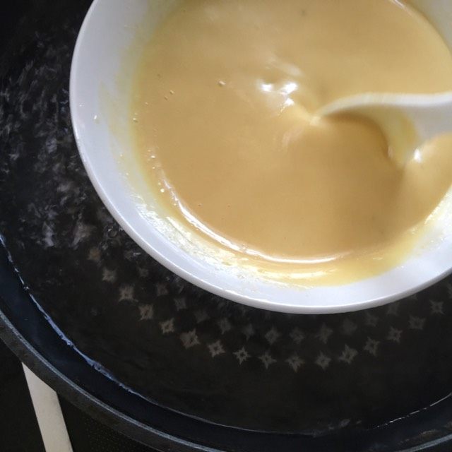 我叫可爱的葡萄干奶黄冰皮月饼,然后把锅里水烧开 盆放进去 中火 隔水用刮刀搅搅搅 一直搅！不停的搅！