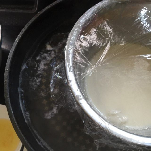 我叫可爱的葡萄干奶黄冰皮月饼,然后把它放锅里蒸大概15分钟  一边蒸一边搅 让它摇滚起来hhh