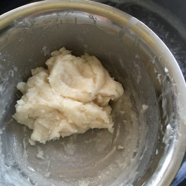 我叫可爱的葡萄干奶黄冰皮月饼,等它变成一坨一坨 变透 水分收干 就好啦 然后就把它包上保鲜膜放放凉备用
