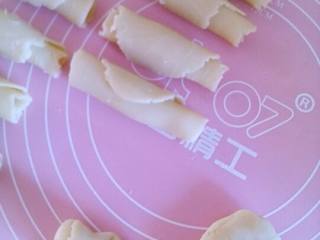 苏式鲜肉月饼,反复两次擀开卷起。将卷好的面团用手指在中间位按下，把两头收在一起用擀面杖擀成圆形的面片