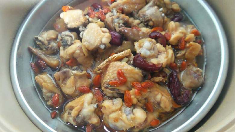 红枣枸杞子蒸鸡翅,然后放到锅里蒸15分钟左右，也可以放在电饭锅里，饭熟菜也熟！