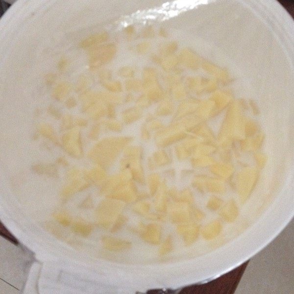 牛奶土豆球,胡萝卜丁铺碗底，加入牛奶，牛奶没过马铃薯，放锅里隔水蒸15分钟