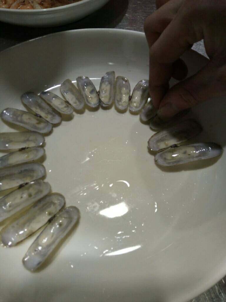 盐水蜻,洗干净蛏壳整齐摆放在圆盘内备用