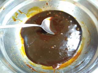 豆沙蛋黄月饼,如图花生油和食用碱用几滴水溶解倒入红薯糖中充分搅拌均匀