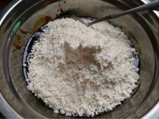 豆沙蛋黄月饼,如图放入月饼粉