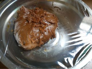 豆沙蛋黄月饼,如图翻拌至面团柔软光滑盖上保鲜膜静置2小时
