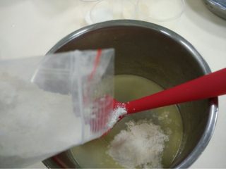冰皮月饼,如图先将澄粉玉米淀粉奶粉吉士粉和糖过筛混合均匀，再将黄油放入水里加热至融化，倒入过筛的糖粉搅拌均匀