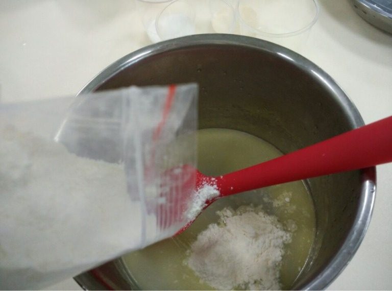 冰皮月饼,如图先将澄粉玉米淀粉奶粉吉士粉和糖过筛混合均匀，再将黄油放入水里加热至融化，倒入过筛的糖粉搅拌均匀