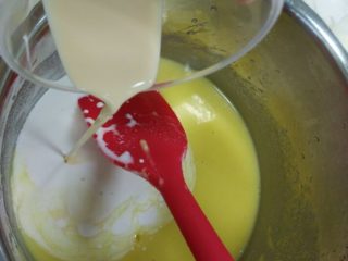 冰皮月饼,如图加入三花淡奶搅拌均匀