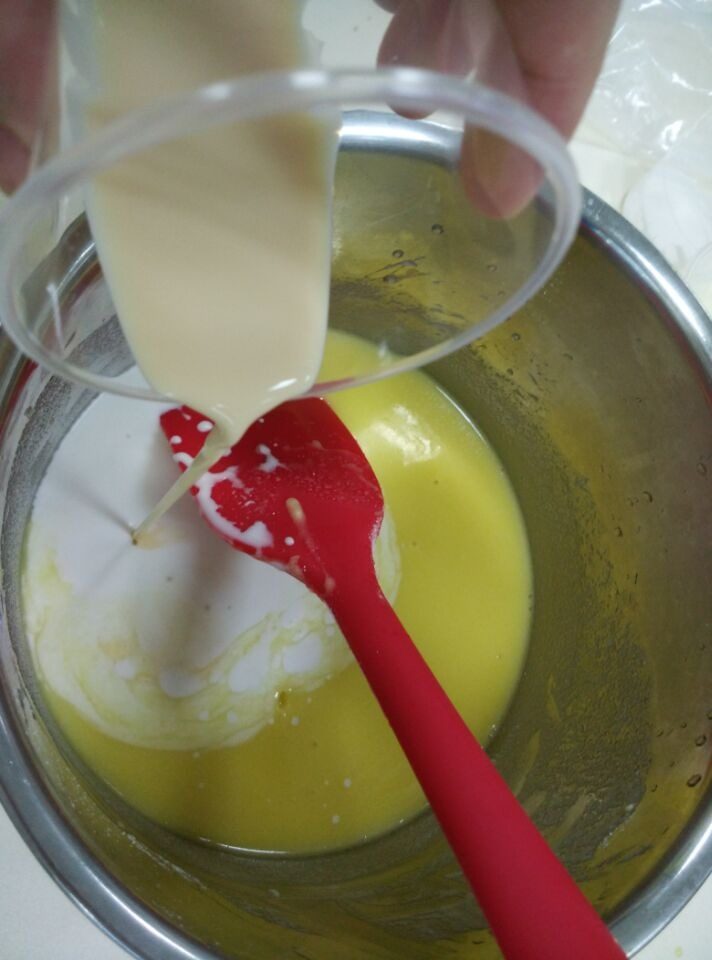 冰皮月饼,如图加入三花淡奶搅拌均匀