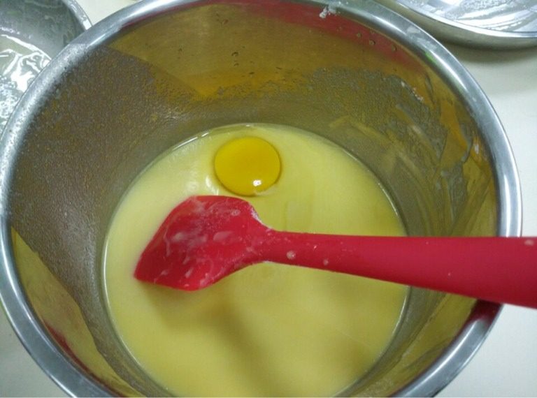 冰皮月饼,如图再加入一个鸡蛋搅拌均匀