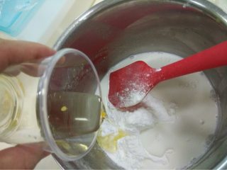 冰皮月饼,如图制作冰皮：将澄粉粘米粉糯米粉混合过筛，加入牛奶和油先搅拌均匀