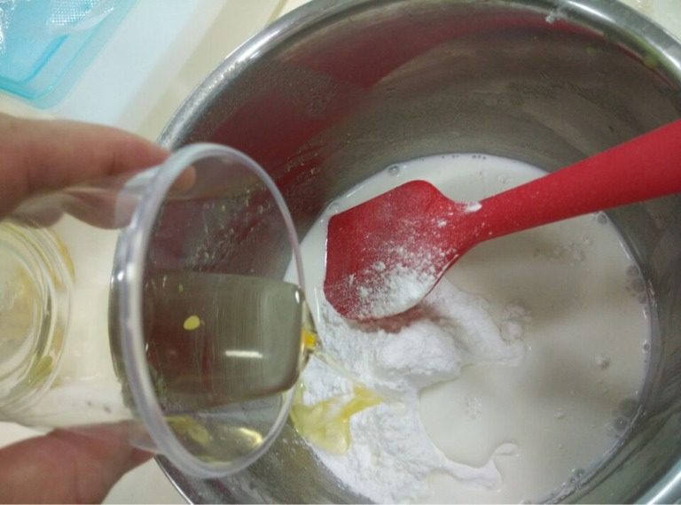 冰皮月饼,如图制作冰皮：将澄粉粘米粉糯米粉混合过筛，加入牛奶和油先搅拌均匀