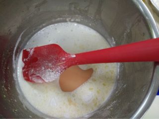 冰皮月饼,如图再加入草莓味炼奶搅拌均匀