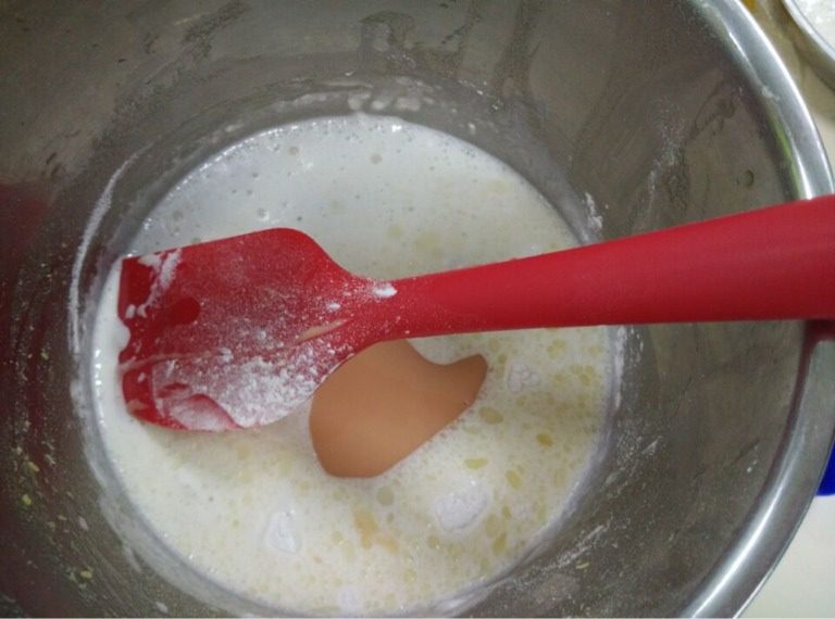 冰皮月饼,如图再加入草莓味炼奶搅拌均匀