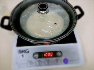 冰皮月饼,如图装入盘子盖保鲜膜入锅蒸15分钟