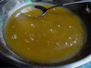 金沙奶黄月饼,如图食用碱加几滴水融化和油一起倒入麦芽糖里搅拌均匀