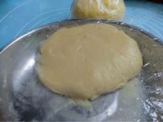 金沙奶黄月饼,如图搅拌成柔软的面团静置1小时