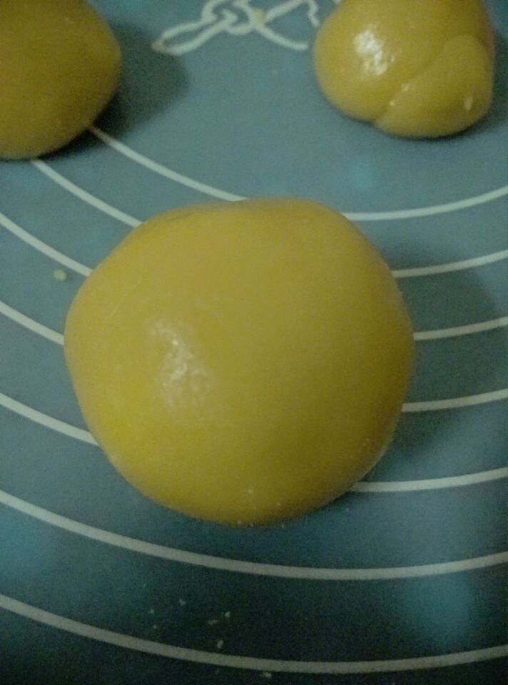 金沙奶黄月饼,如图揉圆再沾少许月饼粉