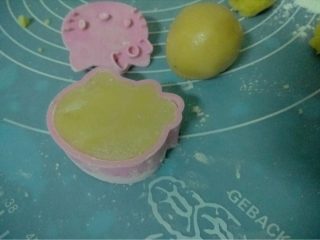 金沙奶黄月饼,如图放入模具里按压出图形