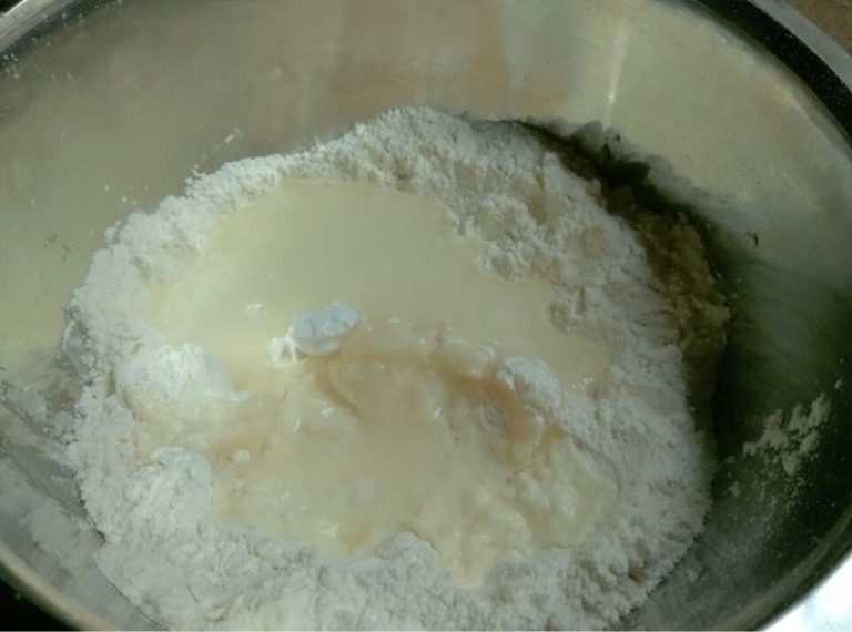 双色蛋黄酥,如图先用材料中含1的食材一起加入制作油皮