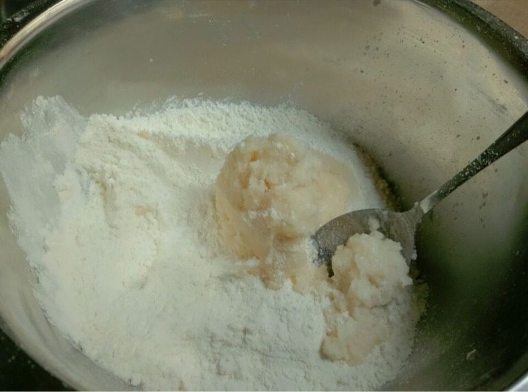 双色蛋黄酥,如图用材料中含2的食材一起揉成柔软的面团