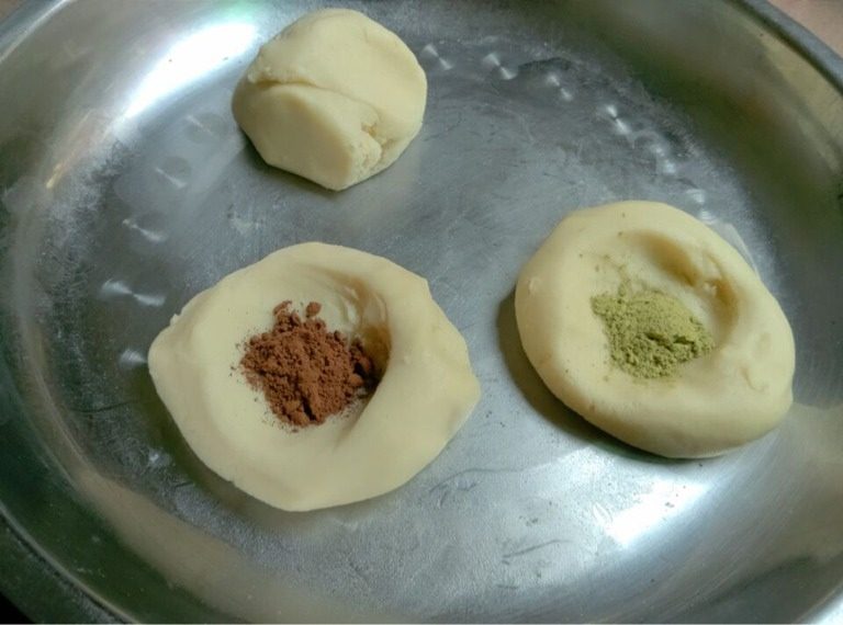 双色蛋黄酥,如图分成两分分别加入可可粉和抹茶粉揉匀静置20分钟