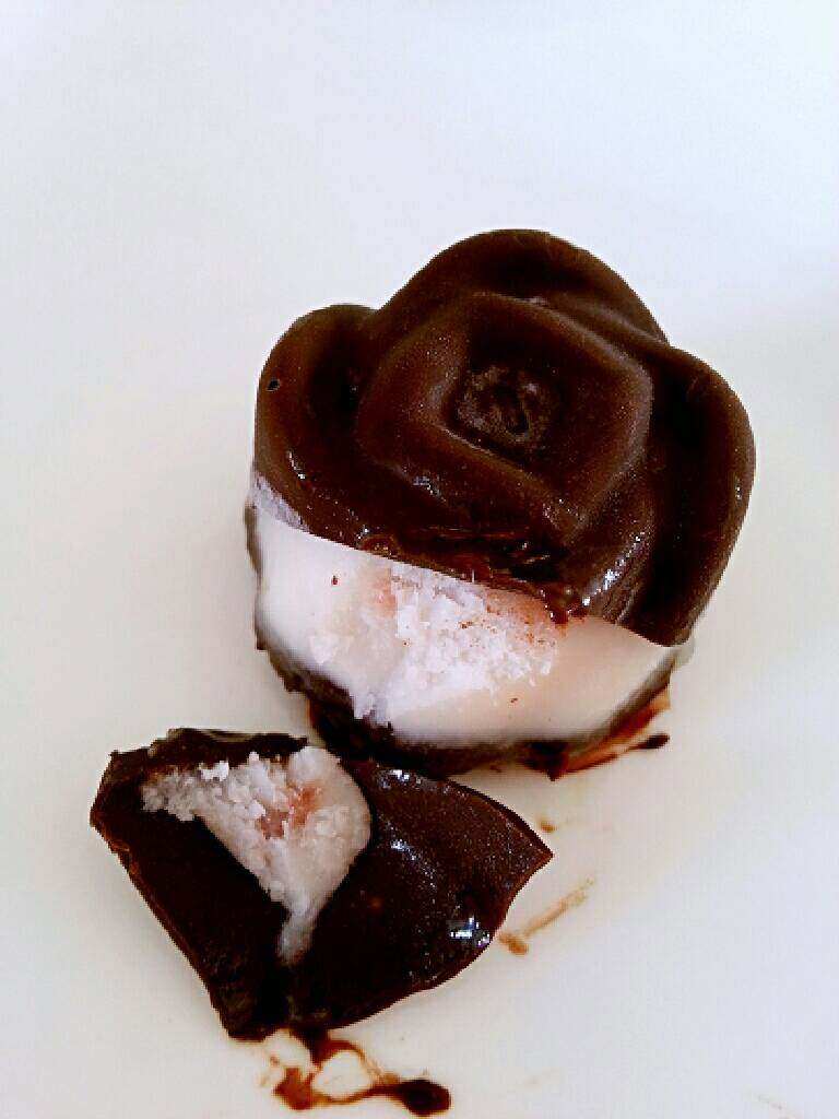 极简版巧克力酸奶月饼,敲开看看，再吃上一口，酸奶中和了黑巧的微苦，冰冰凉凉的