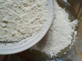 五仁月饼,筛入面粉和奶粉。