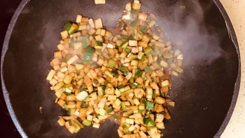 素炒双丁,翻炒至蔬菜出水，一直炒至水分收干