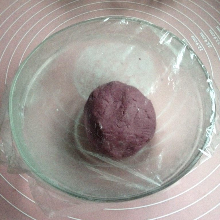 紫薯酥,油酥材料放入碗中揉均匀盖保鲜膜醒20分钟