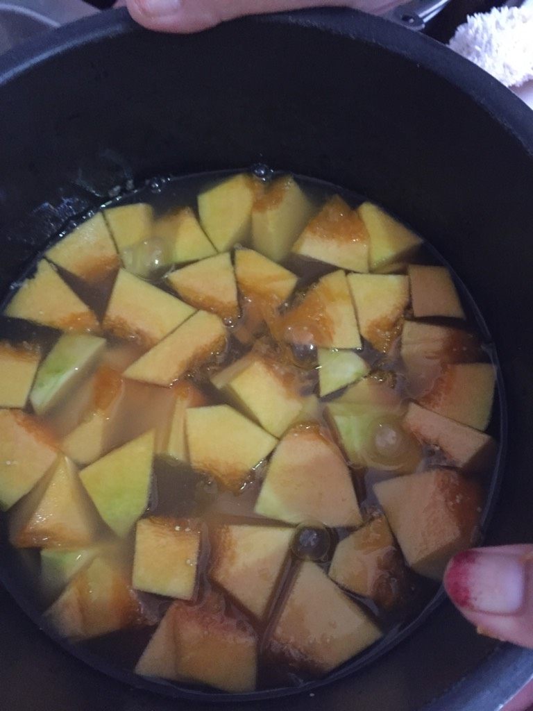 金沙河-小米南瓜粥,如图把南瓜和小米发在电压力锅里，加入适量清水