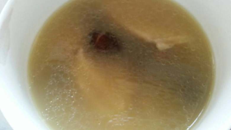 金沙河（刀削玉米鸡汤面）,盛出1碗鸡汤来、将捞出的面片放入汤中即可。