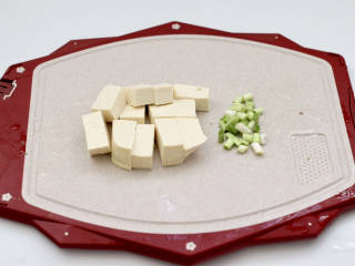 排骨豆腐砂锅,豆腐切块，蒜苗切碎。