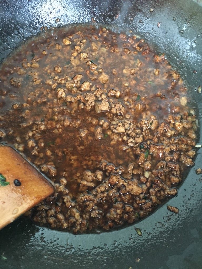 肉酱拌面,如图肉末稍微炒的有点干了倒入豆瓣酱水，豆瓣酱已经很咸了可以不用加盐了