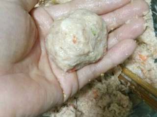 黄金肉丸子,用手抓实肉丸后在沥干水的小米里均匀地滚上小米