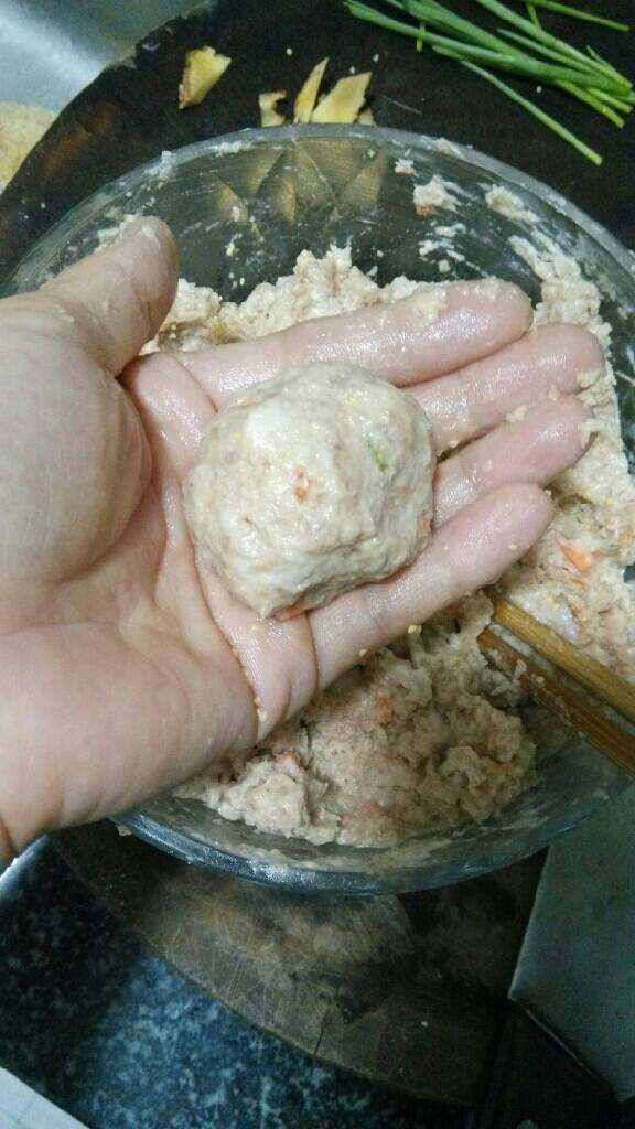 黄金肉丸子,用手抓实肉丸后在沥干水的小米里均匀地滚上小米