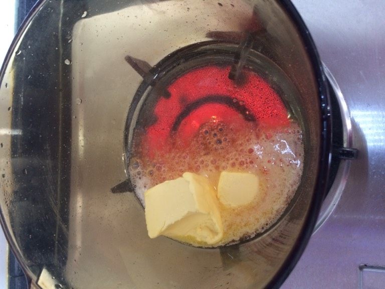 牛肉酱刀削面,如图下黄油再加点调和油至融化