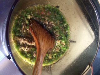 牛肉酱刀削面,如图先去蒜泥然后青椒、牛肉馅、香菇、洋葱