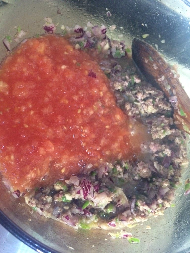 牛肉酱刀削面,如图最后加番茄泥搅拌均匀