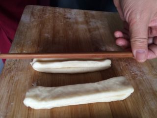 迷你版油条,如图拿筷子压中间