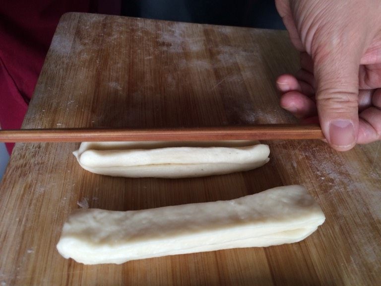 迷你版油条,如图拿筷子压中间