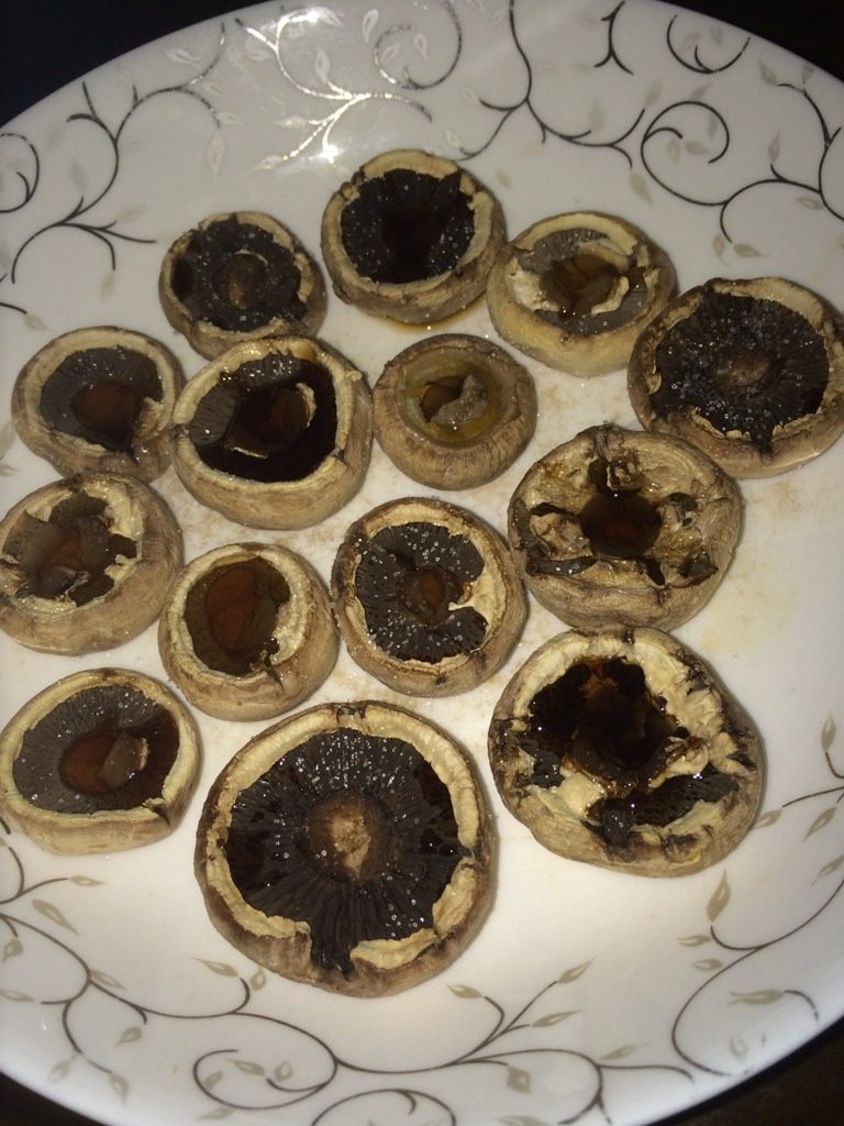 烤口菇,将口菇逐个夹到盘里，注意不要把口菇里的汁水撒掉，那是很鲜滴。