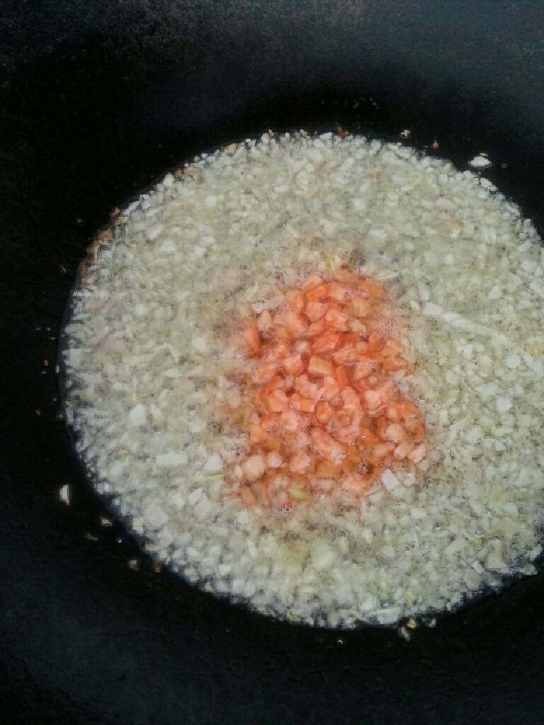 海鲜酱,然后放入虾米粒继续小火炒