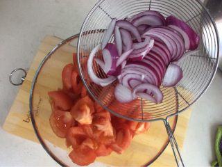 蕃茄意面（简易版）,蕃茄表皮用刀划十字，在开水中烫一下，剥去外皮，去蒂，切成小块。洋葱切成丝。
