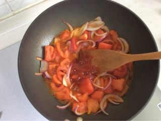 蕃茄意面（简易版）,锅内橄榄油微热，放洋葱，蕃茄翻炒两分钟，再加蕃茄酱、剩下的盐、白砂糖继续翻炒。