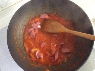 蕃茄意面（简易版）,翻炒到蕃茄块快融化时，加入切好的台湾香肠。