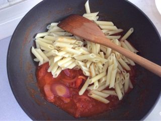 蕃茄意面（简易版）,关火，加入煮好的意面。