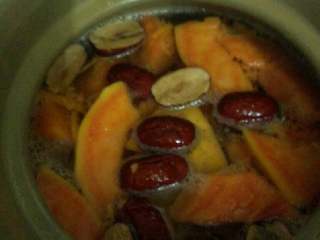 木瓜红枣鲫鱼汤,沙锅加水放木瓜，红枣，姜大火煲开，在转小火煲半小时