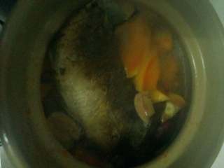 木瓜红枣鲫鱼汤,在放入煎好的鲫鱼煲半小时